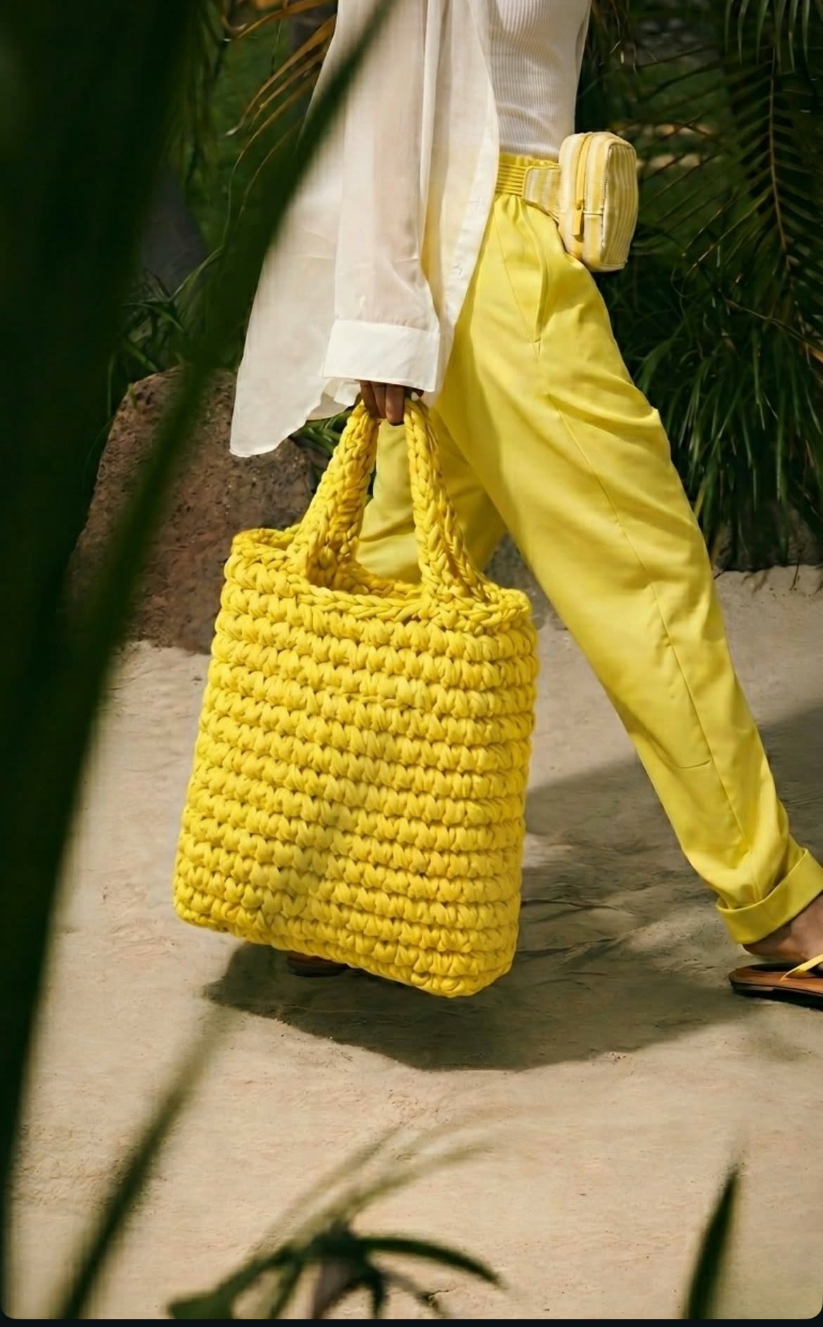 Tote bag jaune porté à l'épaule